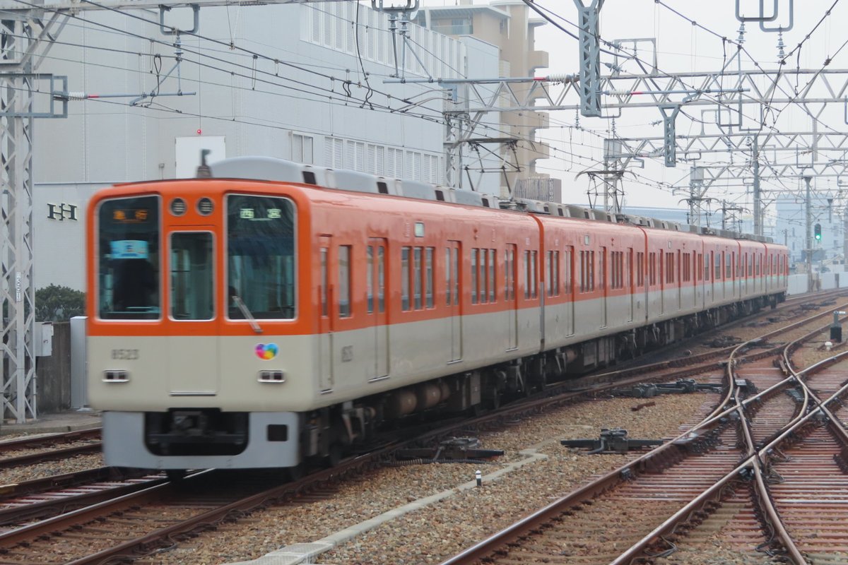 阪神電鉄8523-8502編成。 赤胴車復活の発表で注目度が上がっている編成
