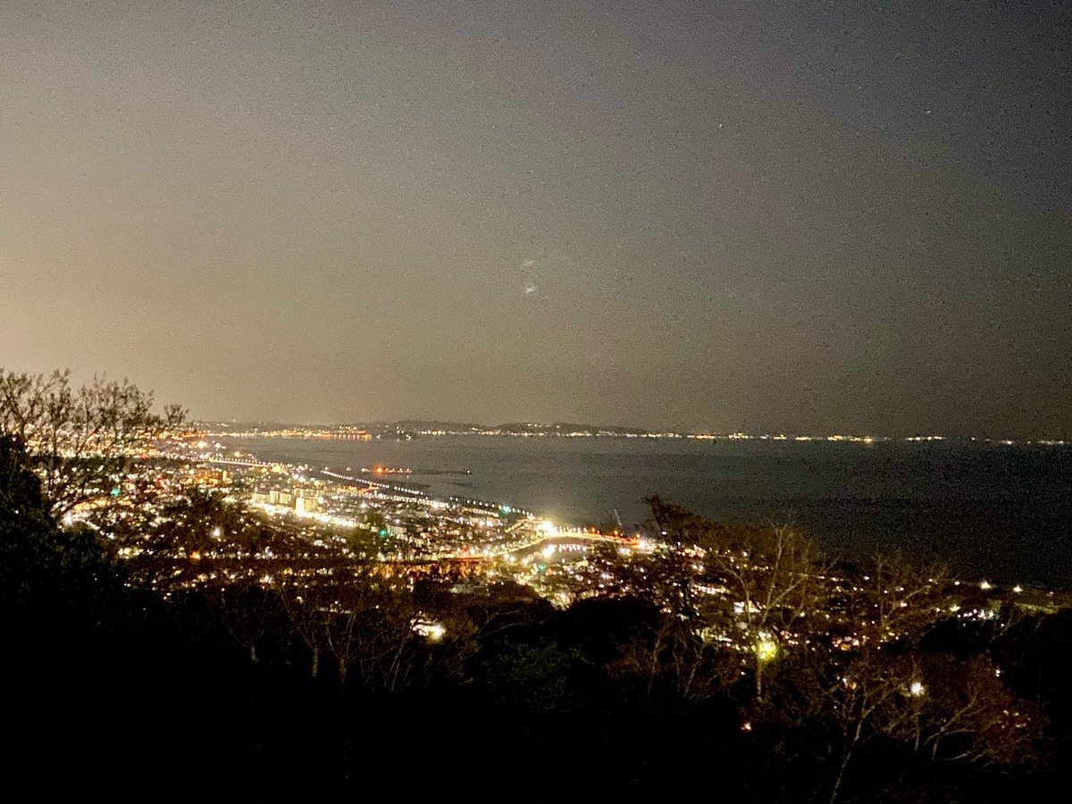 夜景スポットとして有名な山頂の公園⛲️ 深夜0時だというのに散策に