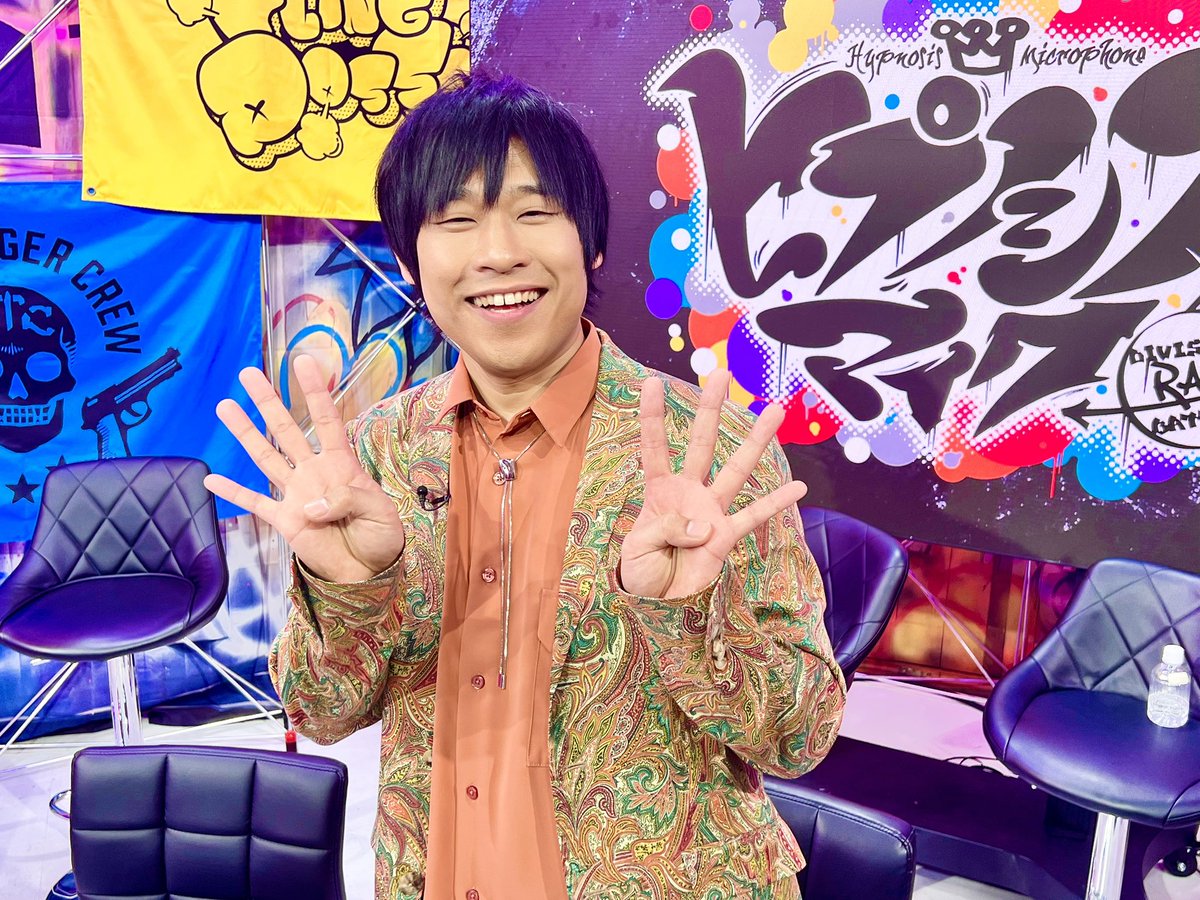 おはようございまーーす‼️✨🤗💨✨ 今日4/4は両手に4のハンドサインで