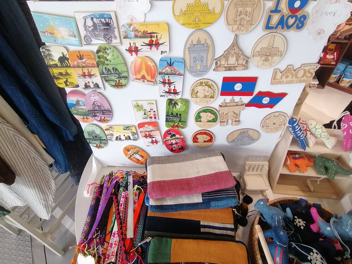 ラオス🇱🇦ピンバッジ。 大阪万博の共同館コモンズD。 たくさんの