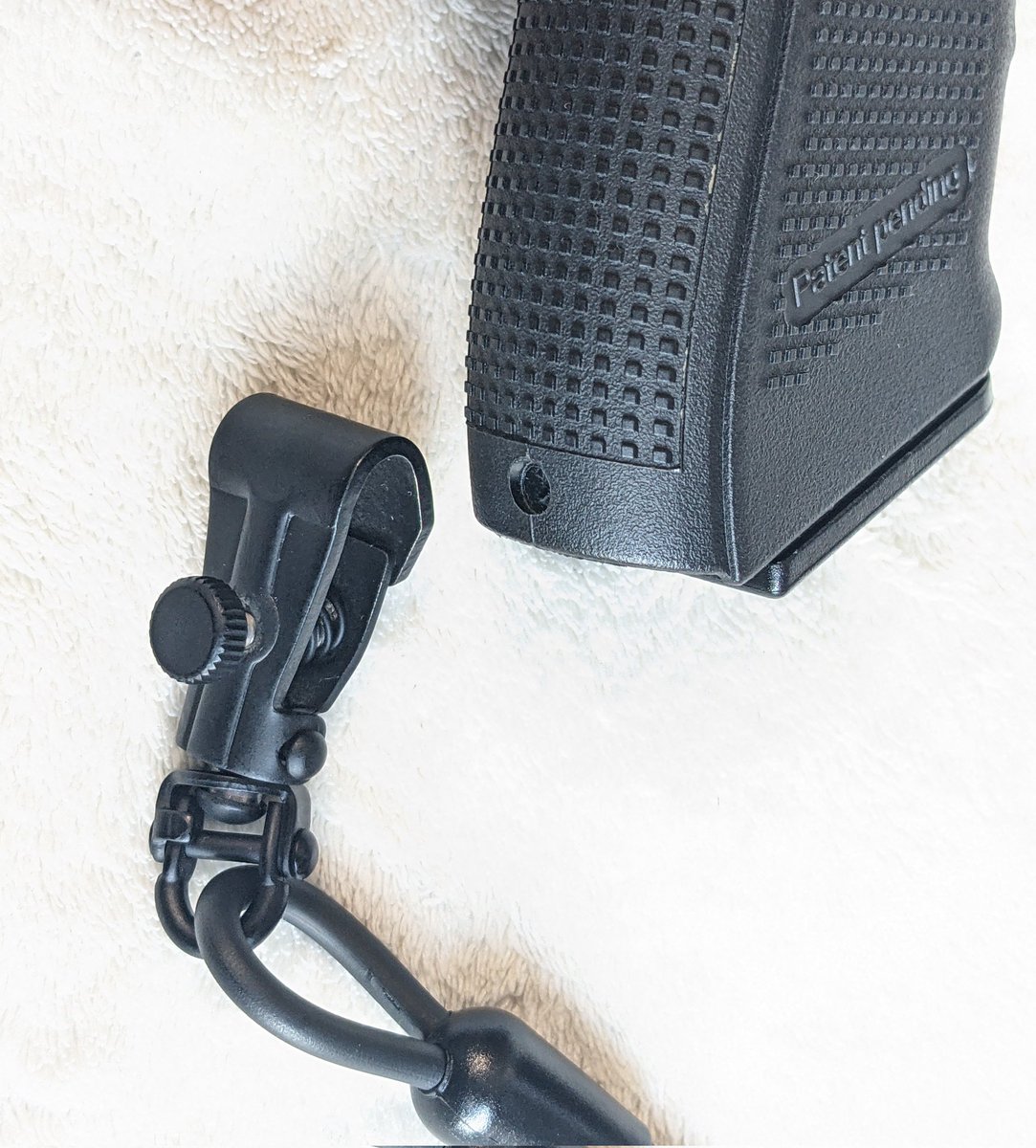 大阪府警グロック装備の件ですが、グロックのグリップにはランヤード