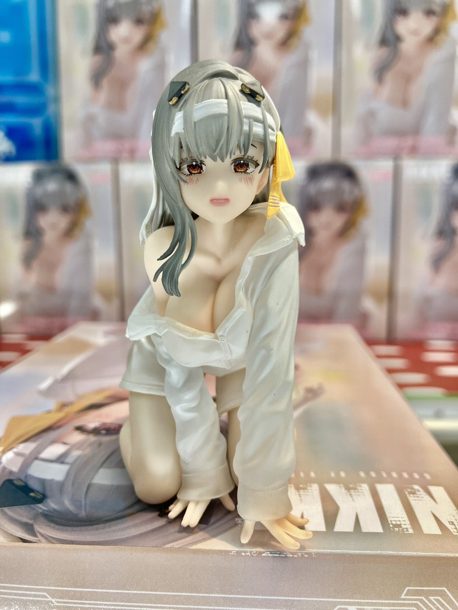 勝利の女神：NIKKE』より モダニアが指揮官のシャツを羽織った