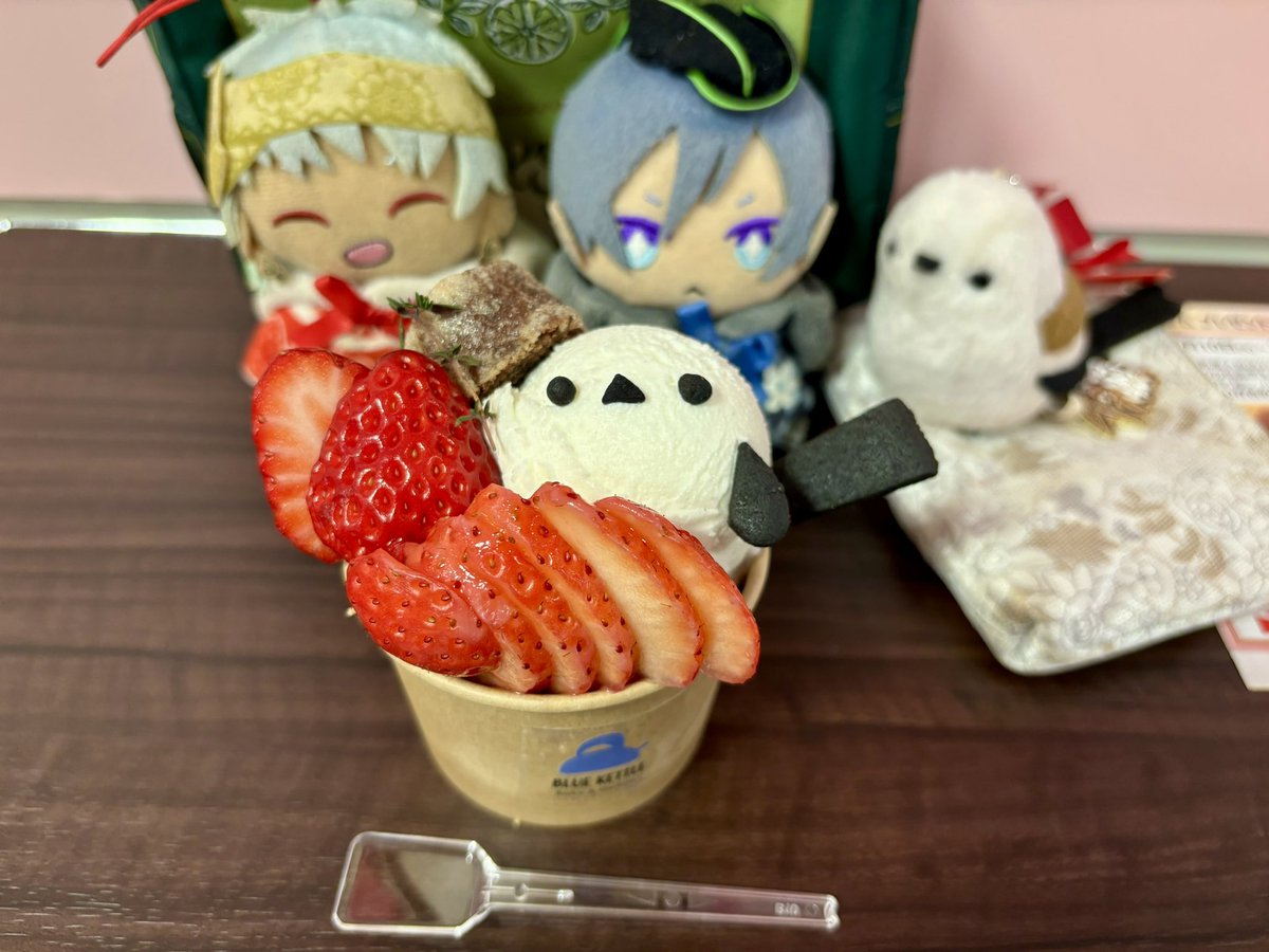 苺のシマエナガパフェです(・ω・)ノ🍓 めっちゃ可愛いですが