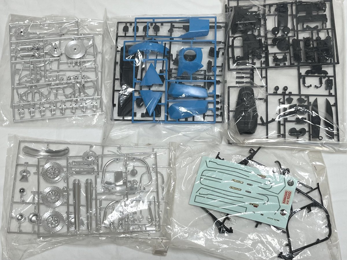 出張先に持ってきた箱を開封 ナガノ1/8カワサキZ1-R 説明書欠品だが