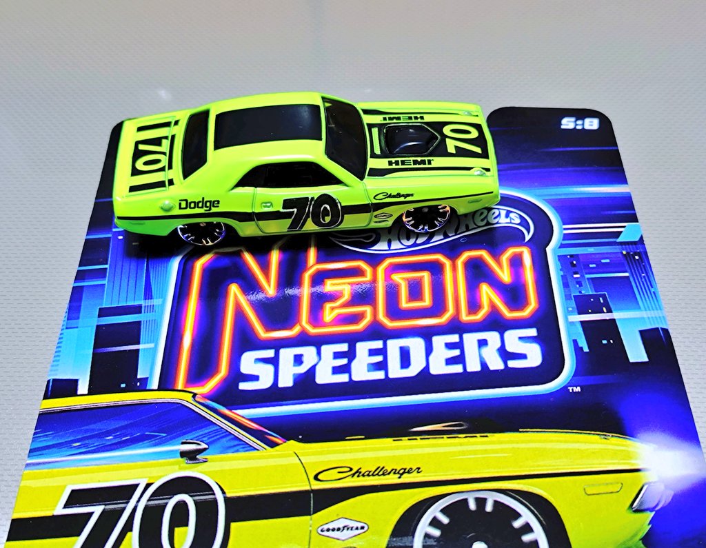 ホットウィール ネオンスピーダーズ の '70 ダッジ ヘミ