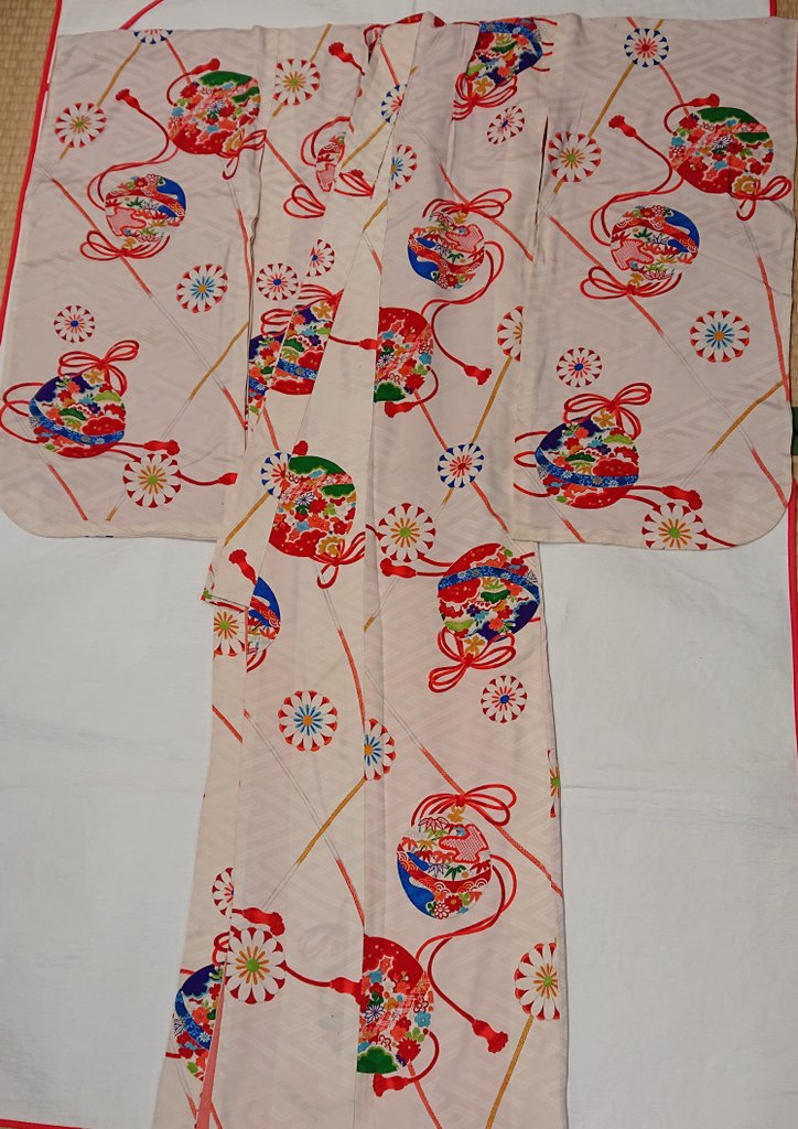 着物屋ネコヤナギです。 アンティークの子供着物コーデ✨ 白(裏地が