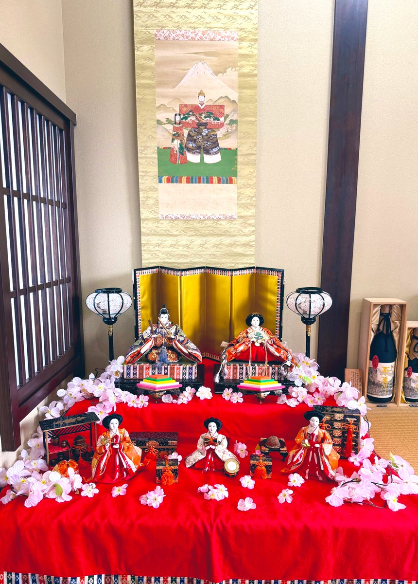 🎎🌸お店に春が来ました🌸🎎 小売店舗にお雛様を飾りました✨ 優しい