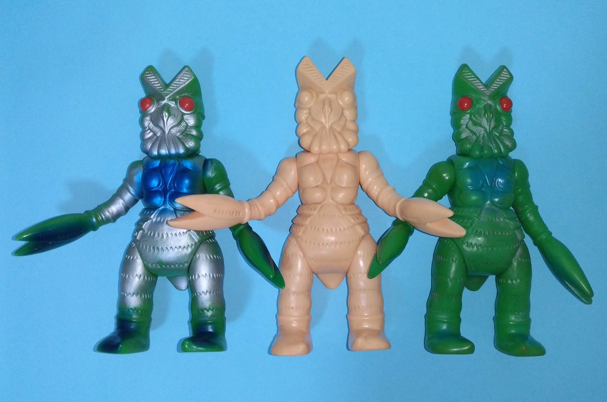 マルサン・バルタン星人の比較画像です。現在、スタンダードサイズでの