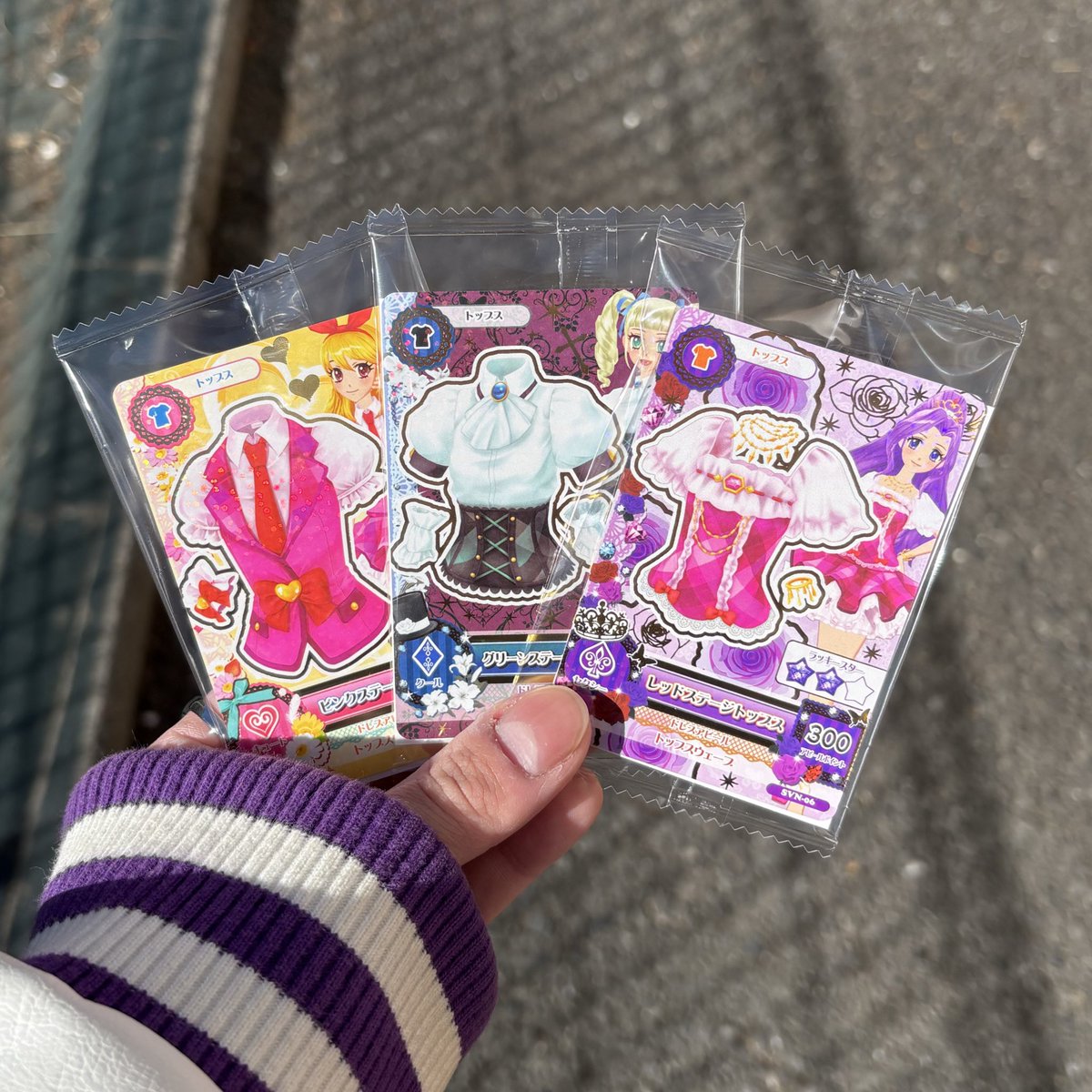 セブンのアイカツカード、10時に行ってゲットした🍓🦇🌙