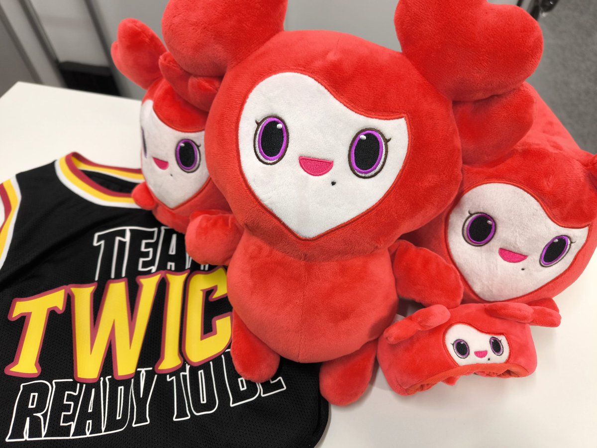 TWICE 🍭︎💕 【入荷情報】 チェヨンちゃん中心にサイン入りポスターや