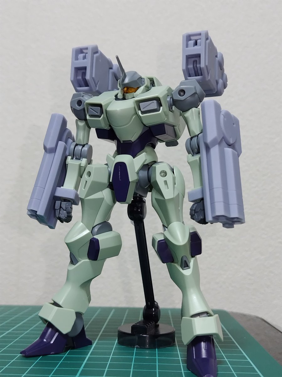 Fusionの3Dモデリング初めて半年〜1年くらいの作品。 直線的なデザイン