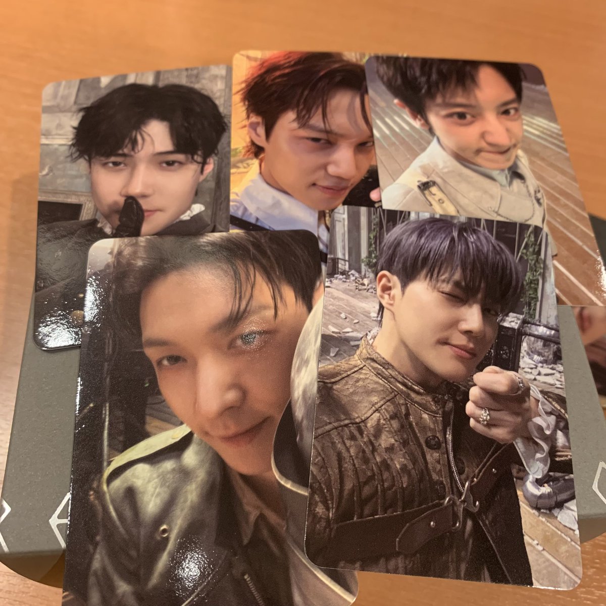 写真がカスみたいな画角なんですけどEXOのEX-REVERXE ver.のトレカのB