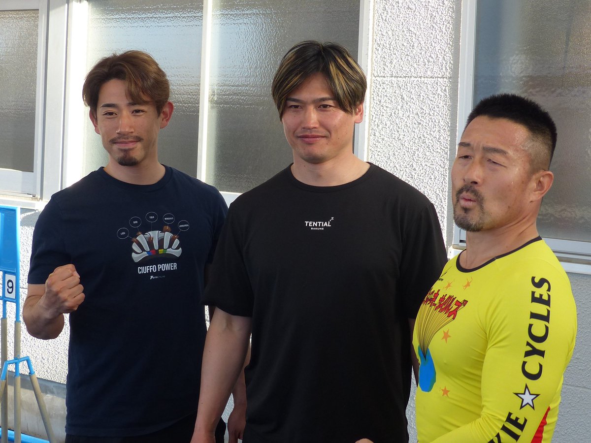 あっちのケがある人達にウケそうな絵面だわね…( ﾟдﾟ)