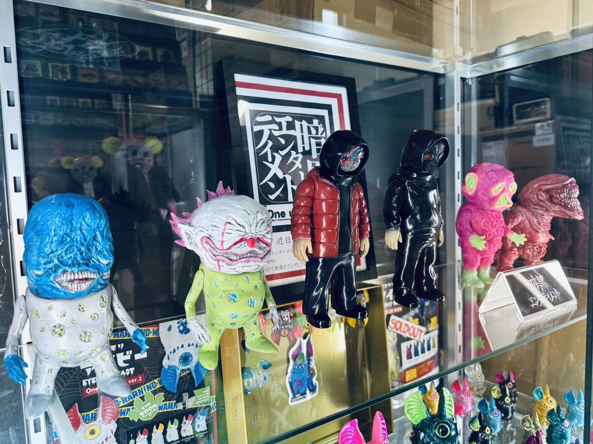 抽選応募後に、店頭で暗黒エンターテイメントのソフビを見てきた