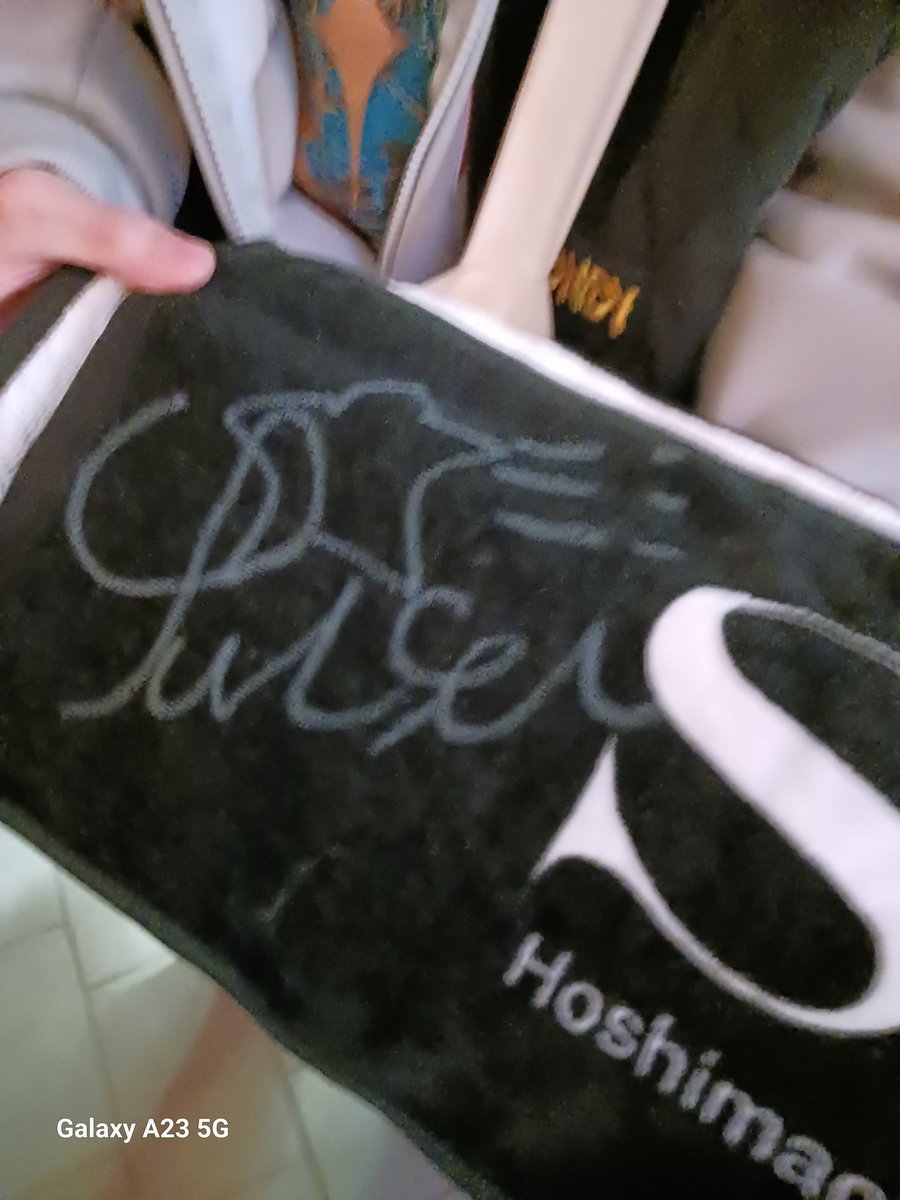 身内が☄️の直筆サイン入りタオル手に入れててめちゃくちゃビックリ