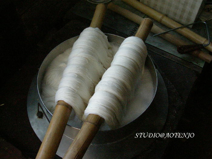 今日は絹糸の精錬 : 機織り職人の仕事場から…