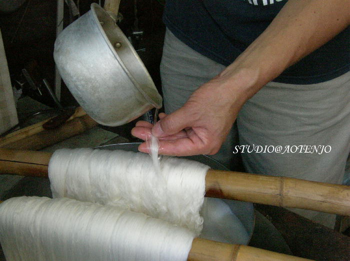 今日は絹糸の精錬 : 機織り職人の仕事場から…