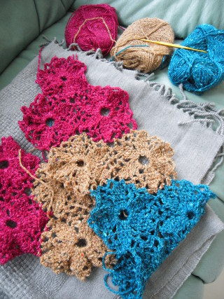 コタツ布団上掛けを編んでます♪ : 山麓風景と編み物