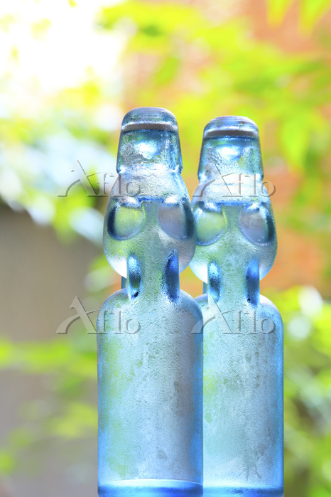 縁側に置かれた昔ながらの瓶ラムネ [66852702]の写真素材 - アフロ