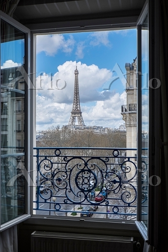 フランス パリ 窓から見たエッフェル塔 [34193996]の写真素材 - アフロ