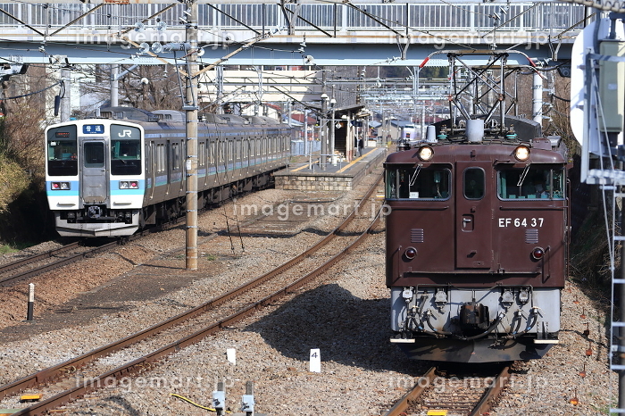 茶色の重厚感「EF64-37」の中央本線走行の写真素材 [270320923]｜毎月1