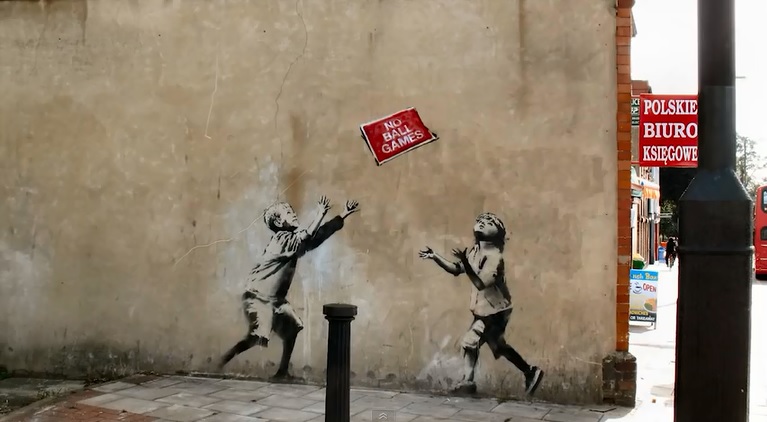 バンクシーが靴を履いた！”ストリートアートにスニーカーを履かせる独