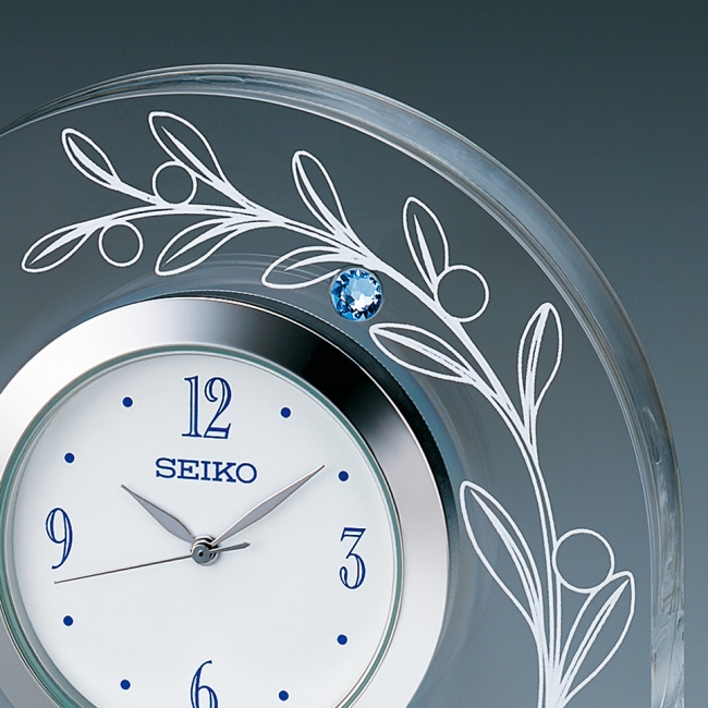 洗練されたデザインが魅力 ギフトにぴったりな小型置時計を発売