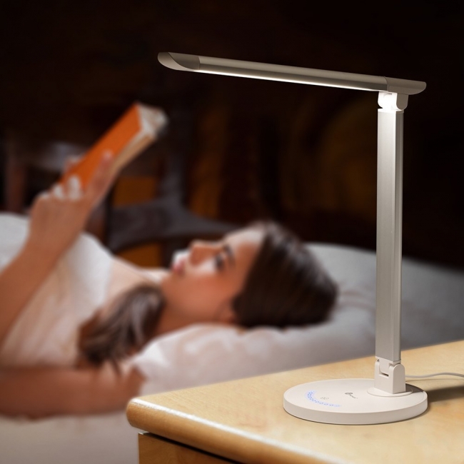 便利！USBポート付き電気スタンドを販売中！目に優しい電気スタンド