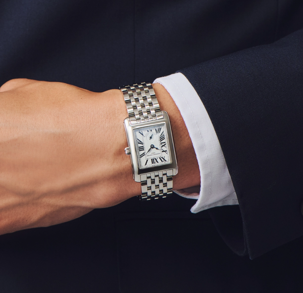 行動派の腕に美しく映えるブレスレット仕様の角型時計 ｜ 日本経済新聞