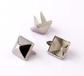 ピラミッドスタッズ（角鋲） 15mm 山高め 100個 - STUDS/スタッズ専門店