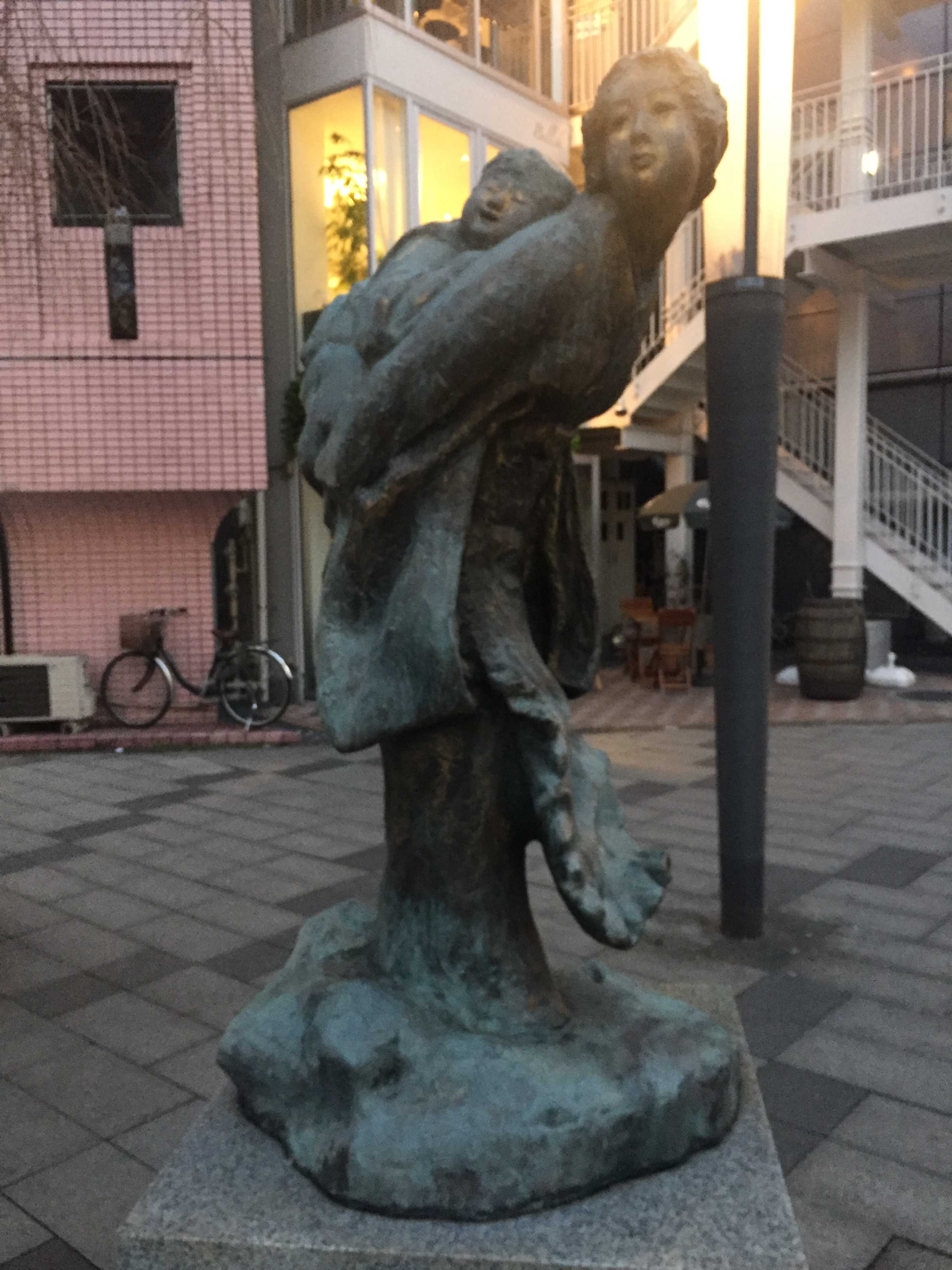 若き日の母」北村西望作 八王子のブロンズ像 - 母のぬくもり。母親の