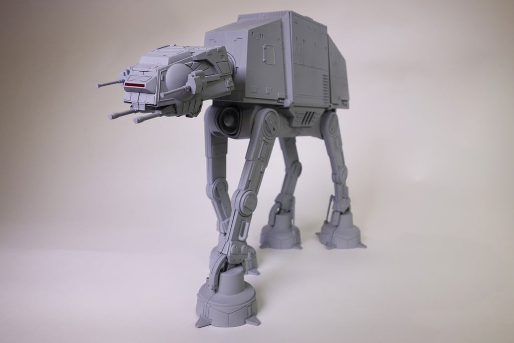 帝国の逆襲』ホスの戦いを完全再現！ 全高約27センチのAT-ATが文具を