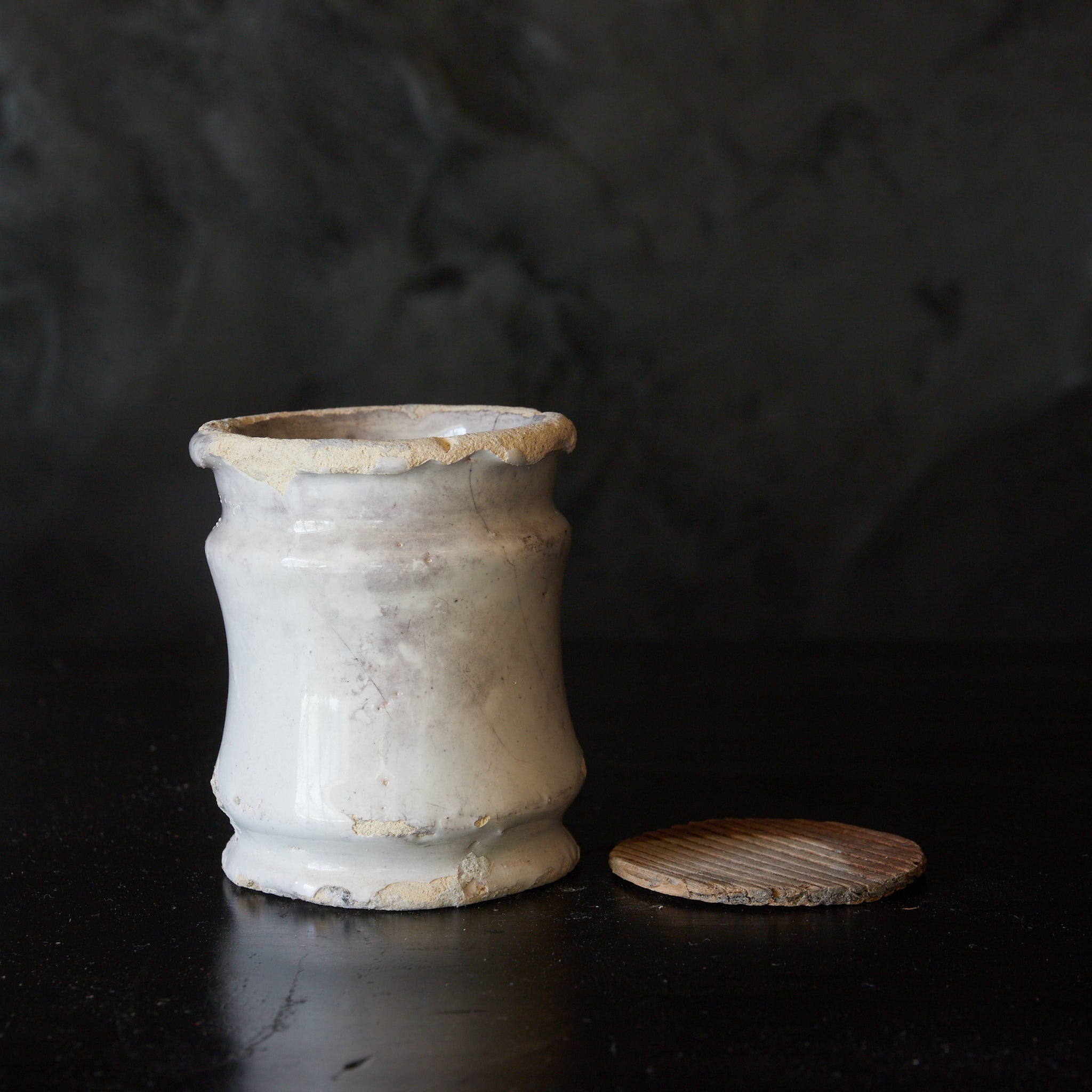 オランダアンティーク 木蓋付 白釉デルフトアルバレロ型小壺（近世：16