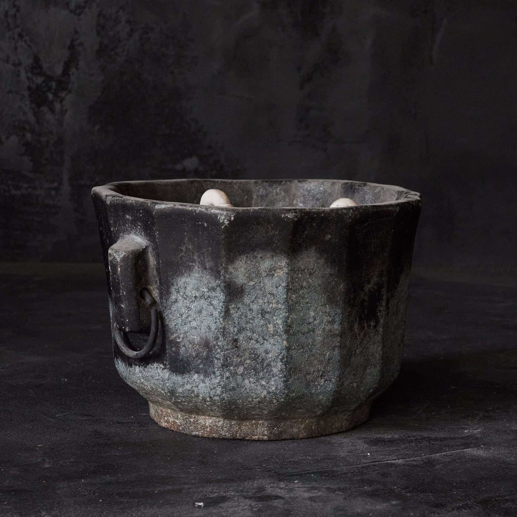 李朝 環付錆石火鉢（1392–1897 CE） | 入蘆花（ロカニイル）