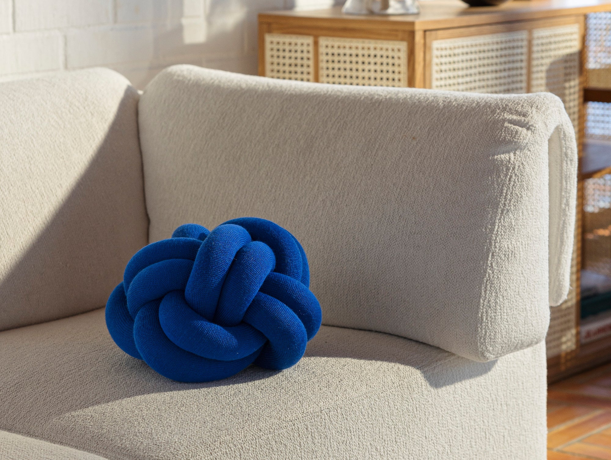 デザイン ハウス ストックホルムのノット クッション – Really Well Made