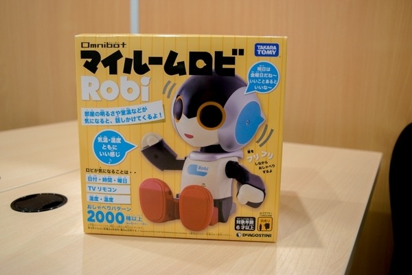 お喋りする小型ロビが1万円 「マイルームロビ」は明日2月28日発売
