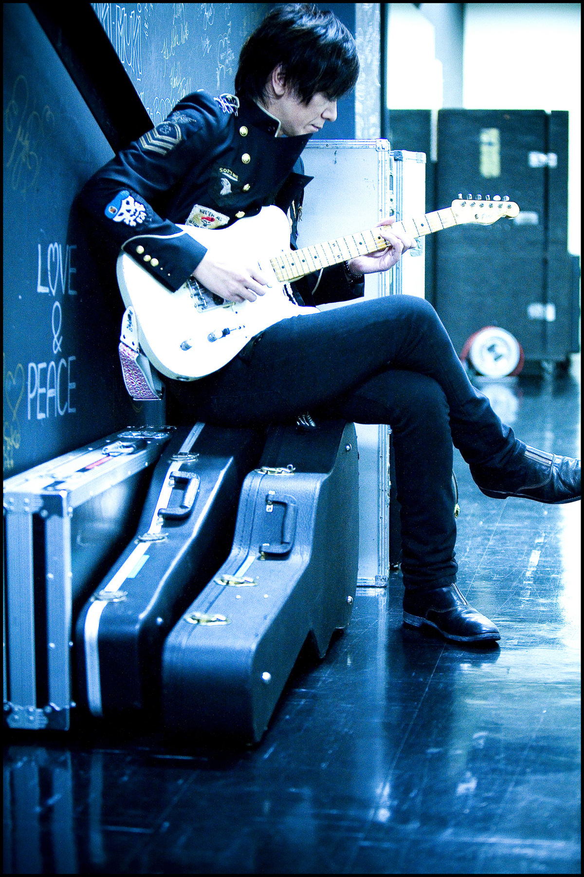 吉井和哉とUKブランド「Amplified」のコラボTシャツ、震災支援のため