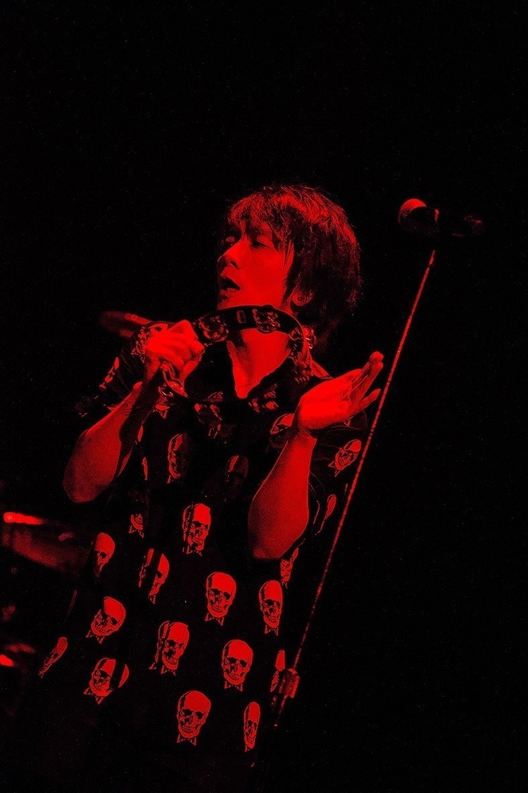 吉井和哉、10年連続ソロライブをBlu-ray化＆新曲含むライブアルバムを