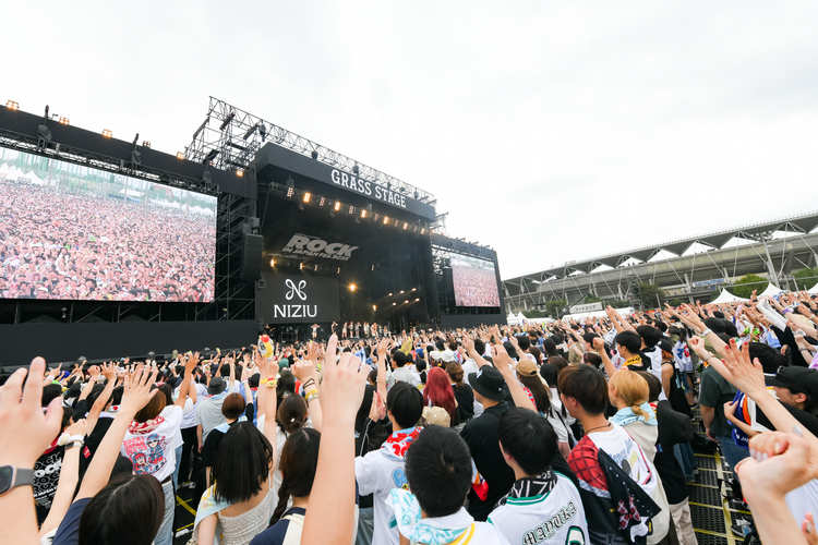 NiziU - ROCK IN JAPAN FESTIVAL 2025 ライブ写真＆セットリスト｜音楽