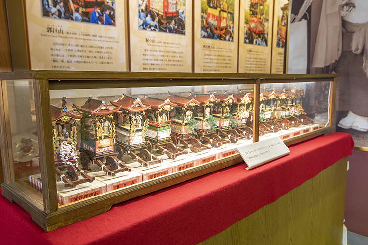 細部まで再現、ミニチュア13基 大津祭曳山展示館 | 滋賀県博物館協議会