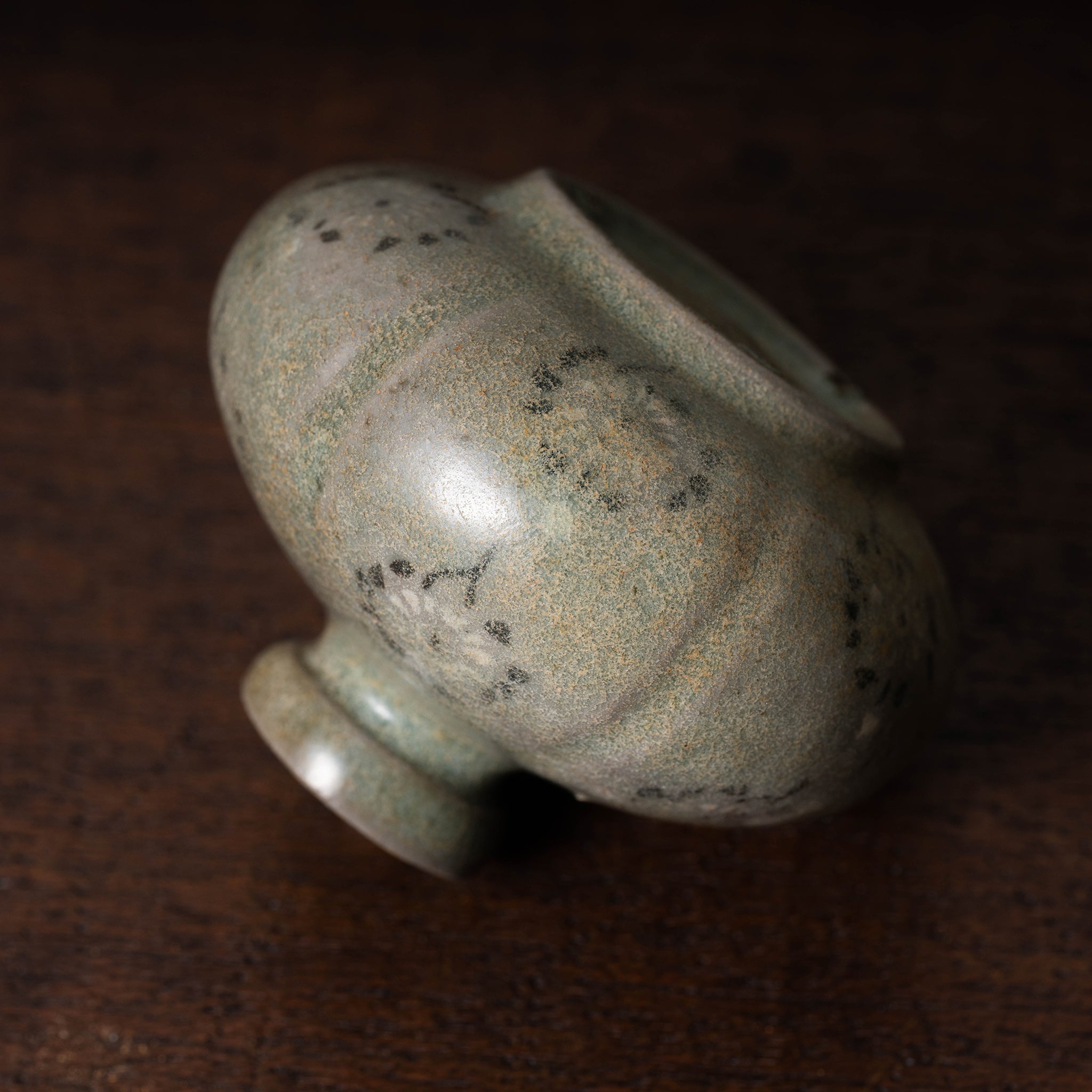 高麗 青磁象嵌菊花文油壺 – 燦禾 SANKA