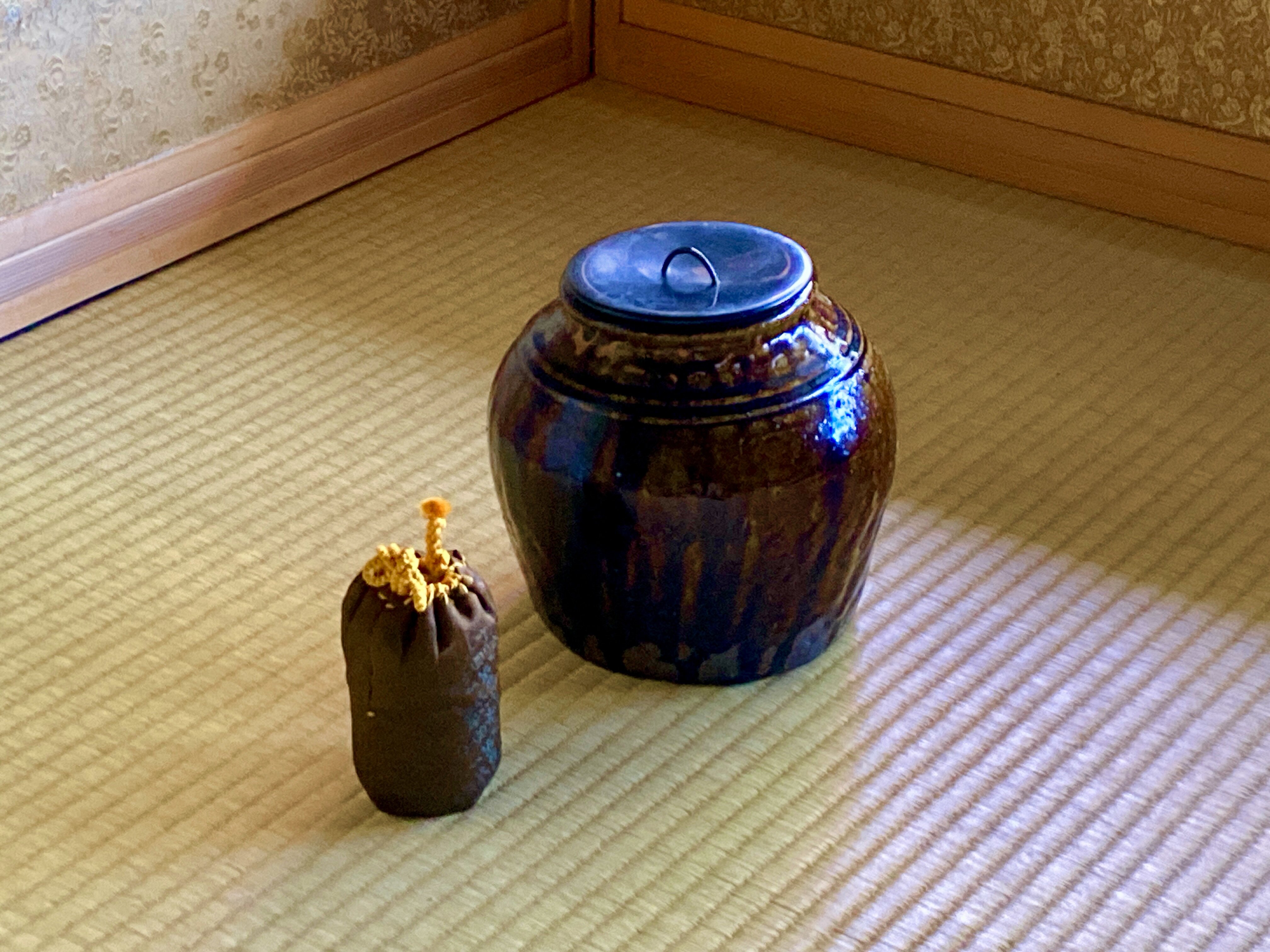 一器・一花・一菓 〜古唐津の種壺 雑器の美〜 千変万化の飴釉水指 滋味