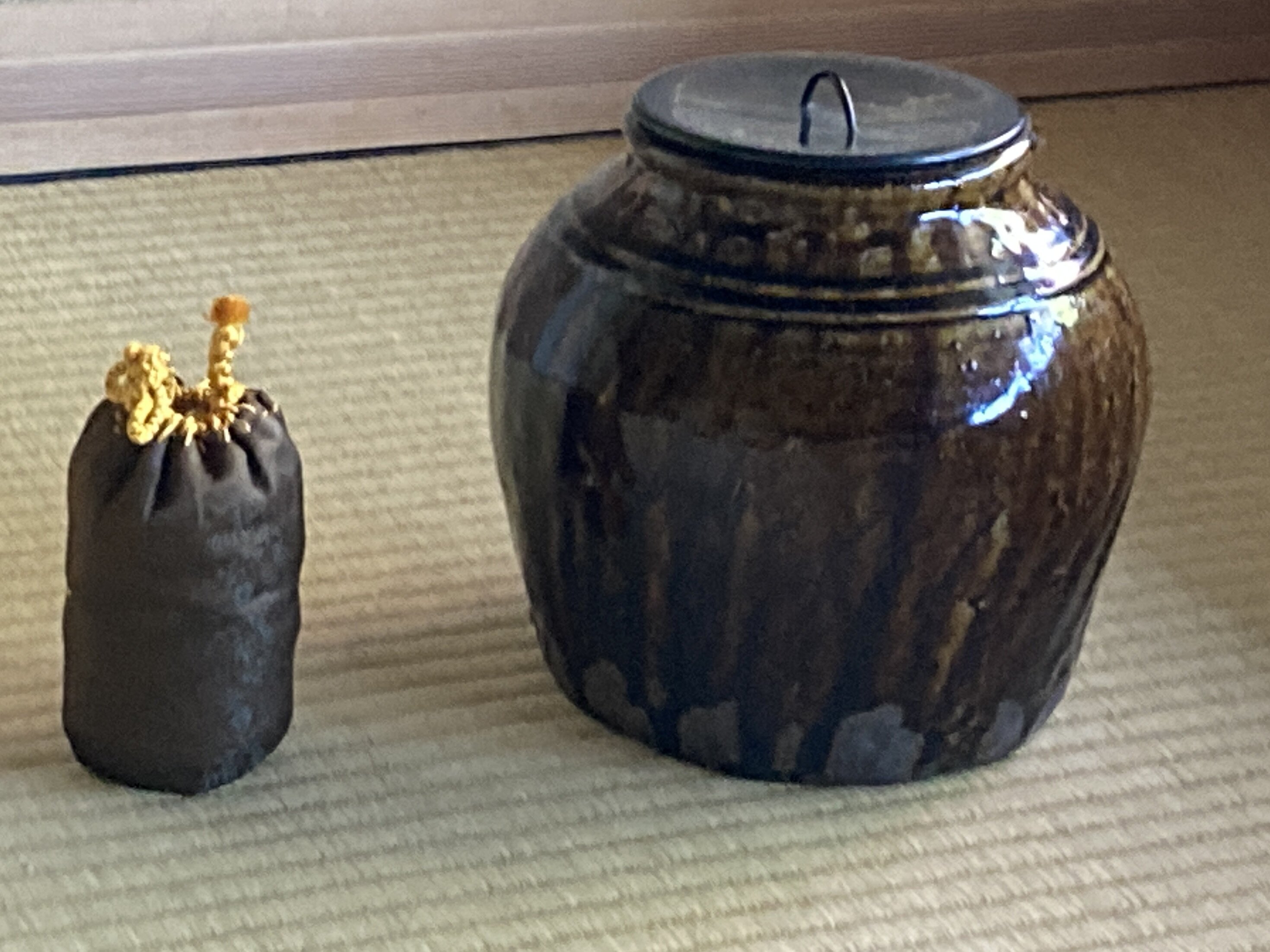 一器・一花・一菓 〜古唐津の種壺 雑器の美〜 千変万化の飴釉水指 滋味