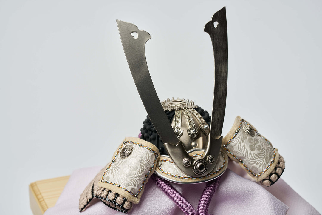 藻勝見文、桜藤色の銀兜 - 兜櫃 – 人形工房 左京