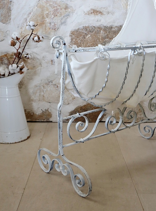 フランス天蓋が素敵なアイアンドールベッドはかわいいアンティーク