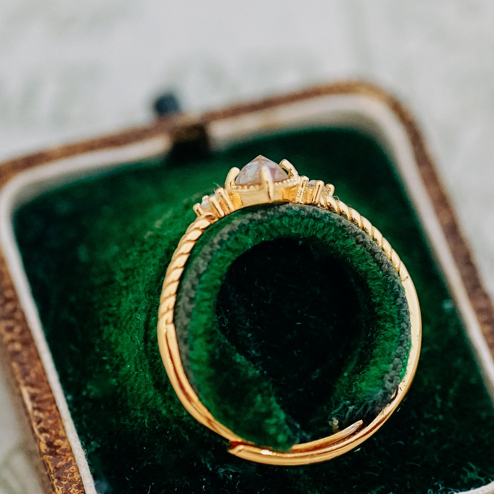 アンティークラウンドサフィレット ローズカットゴールドリング