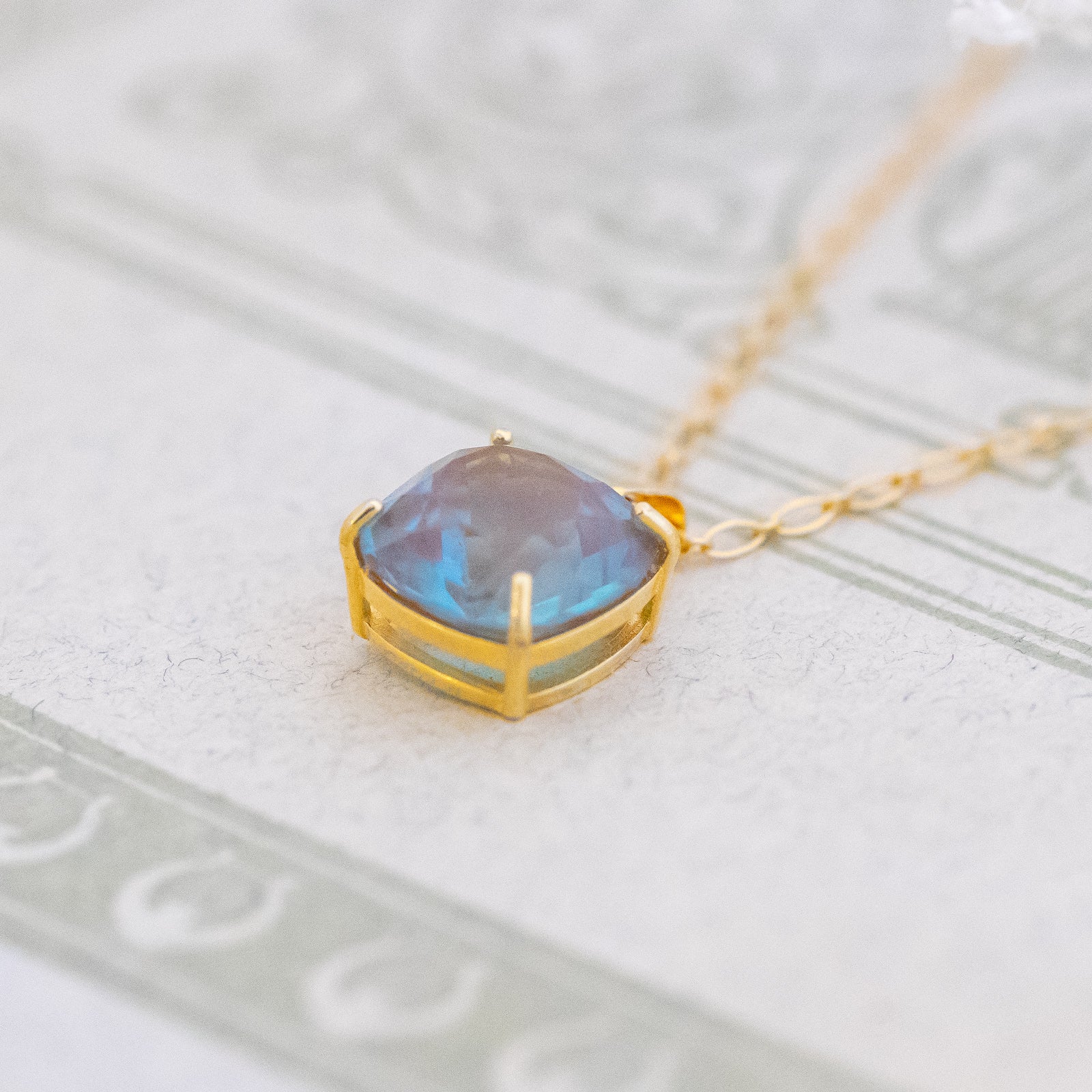 アンティークラウンドスクエアサフィレット・ネックレス ゴールドチェーン