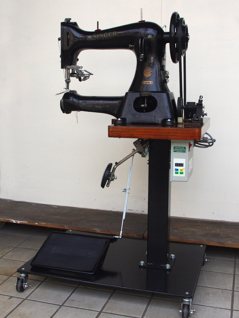 No.403 SINGER 45K89 シンガー製 極厚物用 腕ミシン 台付き