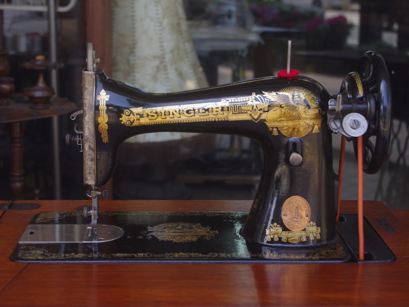 No.717 SINGER 15 シンガー製 鋳物網脚の足踏みミシン：アンティーク