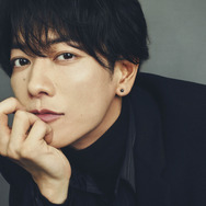 可愛すぎる～」「エモエモ」佐藤健、“TENBLANK”集合写真公開「グラス